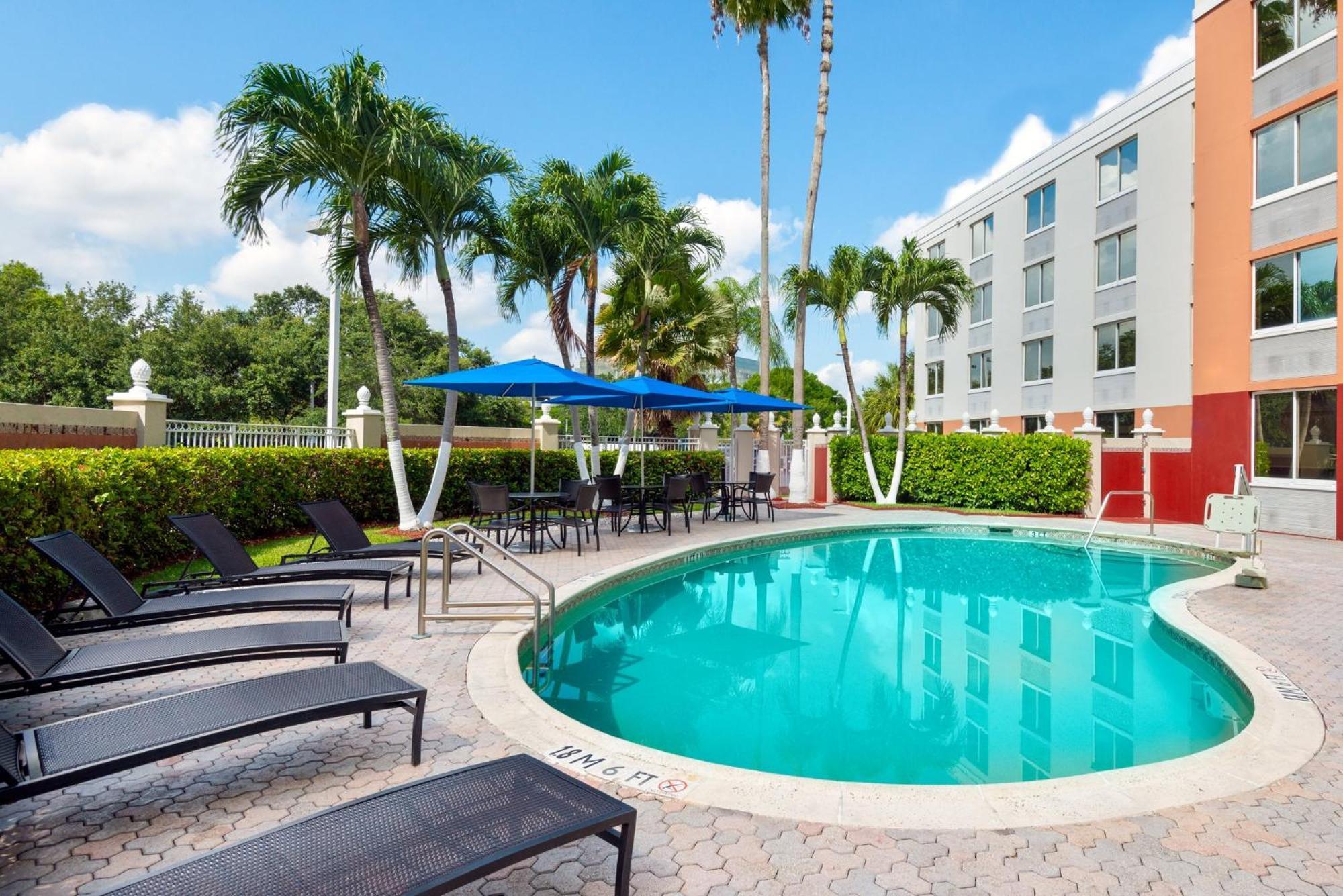 Holiday Inn Express Miami Airport Doral Area, An Ihg Hotel Exterior foto